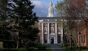 Harvard toži ameriško vlado zaradi odvzema zveznih sredstev