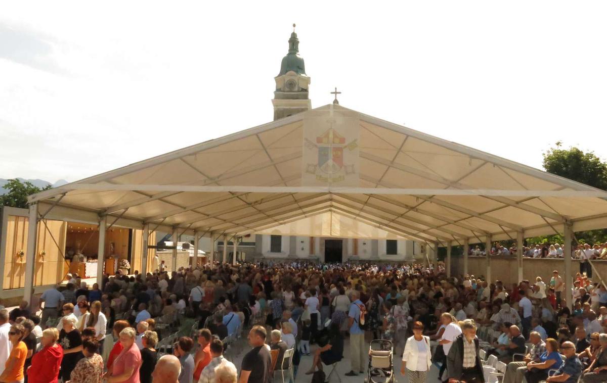 Brezje | Tradicionalno romanje že od začetka organizira revija Ognjišče, pred leti pa se je organizaciji pridružila Slovenska karitas. Romanje je začel ustanovitelj Ognjišča Franc Bole, ki je ob obiskih invalidov spoznal, da so ti velikokrat osamljeni. Želel jim je omogočiti odhod na romanje. Hkrati je želel, da mladi sodelujejo na tem romanju kot pomočniki bolnikom. | Foto STA