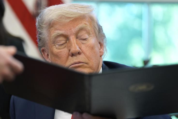 Donald Trump med prebiranjem dokumenta v Beli hiši – tudi svoje zunanjepolitične odločitve predstavlja kot zgodovinske uspehe. | Foto: Guliverimage