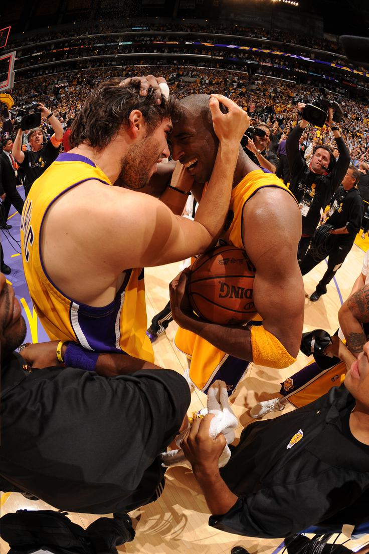 Saša Vujačić in Kobe Bryant sta bila velika prijatelja. Skupaj sta se naslova prvaka lige NBA veselila leta 2009 in 2010. | Foto: Getty Images