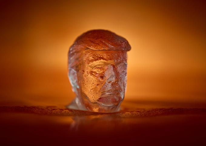 Ledene kocke, ki upodabljajo ameriškega predsednika Donalda Trumpa, kritizirajo njegov odnos do okoljskih vprašanj. | Foto: Cover Images