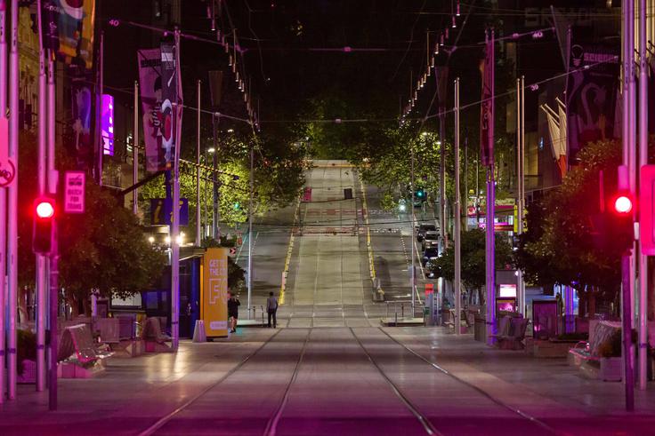 Ulice Melbourna so v večernih urah prazne. V petek naj bi se to spremenilo. | Foto: Guliverimage/Vladimir Fedorenko