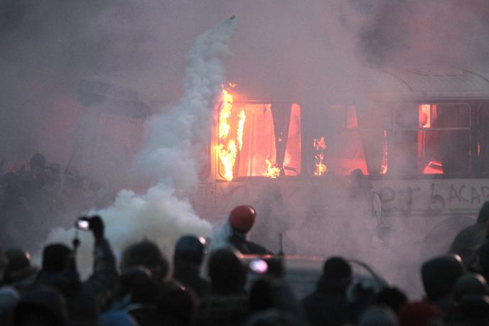 Ukrajina napad | Kljub nenehni in ogromni nevarnosti vozniki avtobusov v Hersonu še naprej vsak dan sedejo za volan. | Foto Reuters