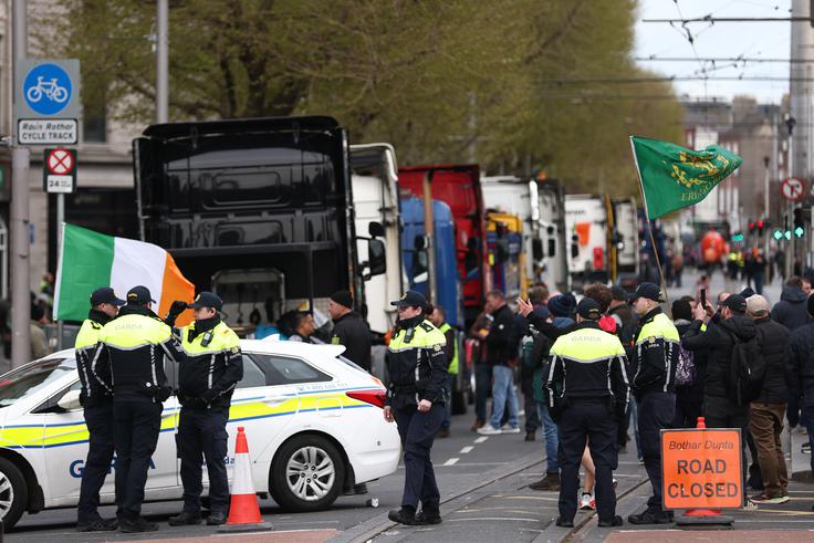 Irska policija spremlja cisterne z gorivom iz rafinerije Whitegate, da bi zagotovila oskrbo bencinskih servisov in zmanjšala pritisk na nujne službe. | Foto: Guliverimage
