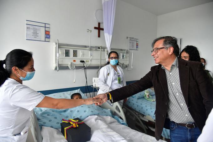 Bolnišnico sta obiskala tudi kolumbijski predsednik Gustavo Petro in obrambni minister Ivan Velasquez. | Foto: Reuters