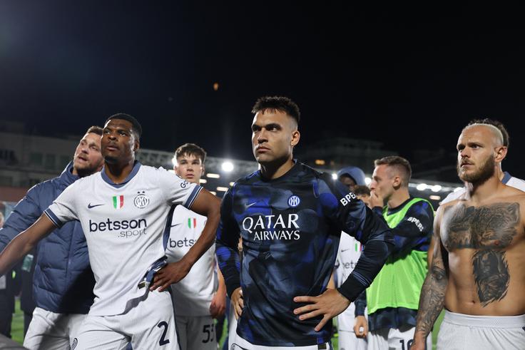 Po pirovi zmagi Lautaro Martinez in soigralci s poklapanimi obrazi v Comu. | Foto: Reuters