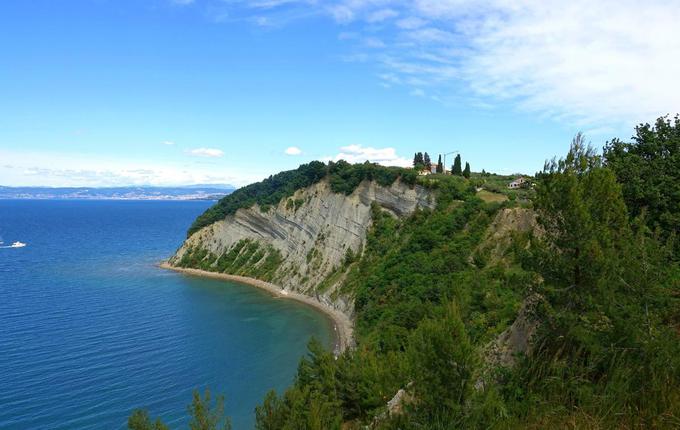 Koper: najvišja dnevna temperatura zraka in morja bosta v nedeljo in ponedeljek skoraj izenačeni pri 20 stopinjah Celzija. V naslednjih dneh pa se bo morje začelo počasi ohlajati. Na fotografiji Mesečev zaliv. | Foto: David Florjančič