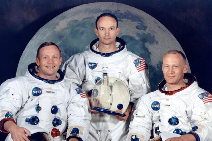 Astronavt Michael Collins (na sredini), ki je pilotiral matično plovilo Columbia, je od Nase dobil ukaz, naj v primeru okvare na pristajalnem modulu, s katerim sta se Lune dotaknila Neil Armstrong (levo) in Buzz Aldrin (desno), odleti domov in ju pusti umreti.  | Foto: Reuters