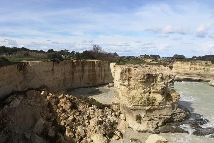 Neurje porušilo znameniti lok ljubezni