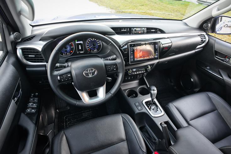 Napredek hiluxa je očiten. Položaj za volanom je bistveno bolj vozniški ali SUV-jevski, kar prinaša tudi udobje na daljših poteh. Hvalimo tudi ergonomijo in nov digitalni zaslon na sredinski konzoli. Notranjost ni prav nič tovornjakarska ... | Foto: Ciril Komotar