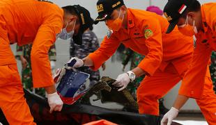 Našli dele pogrešanega indonezijskega letala in posmrtne ostanke žrtev