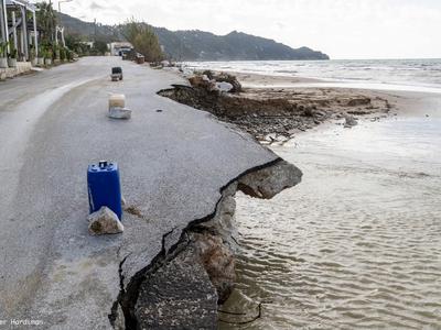 V Grčiji uničujoče poplave, na Krfu od sveta odrezanih vsaj dva tisoč ljudi