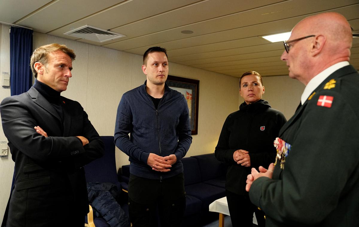 Macron na Grenlandiji | Kot je Macron pojasnil v navzočnosti danske premierke in vodje grenlandske vlade Jensa-Frederika Nielsena, je Grenlandijo obiskal, da bi prenesel sporočilo "solidarnosti Francije in Evropske unije" do "suverenosti in ozemeljske integritete Grenlandije". | Foto Reuters