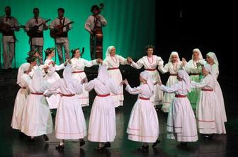 V folklornih skupinah plešejo tudi 80-letniki