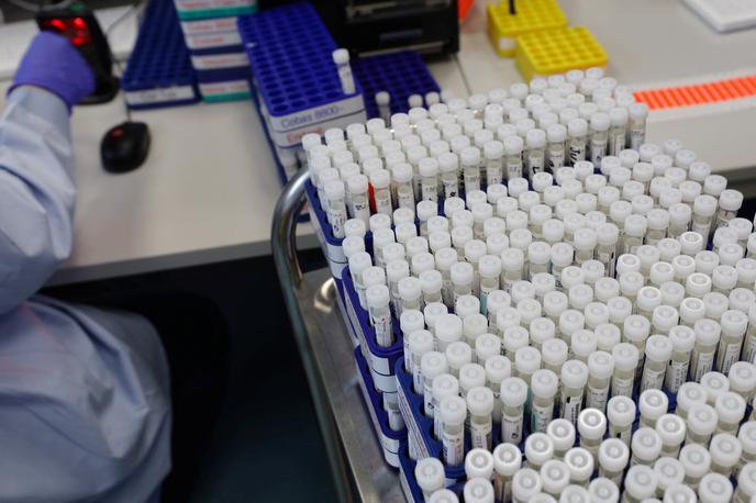 covid testiranje | Število okužb je po dolgem času spet upadlo.  | Foto Reuters