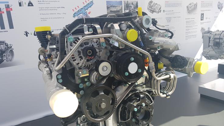 To je šestvaljni motor z močjo 235 kilovatov, ki ustreza standardom Euro 6c. To je dokaz čistosti motorjev v novih tovornjakih. | Foto: Gregor Pavšič
