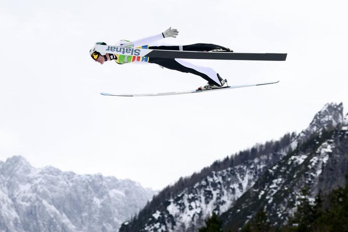 V živo: napetost narašča, Domen Prevc je v igri za zmago