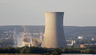 Na Bavarskem porušili hladilna stolpa jedrske elektrarne Grafenrheinfeld #foto #video