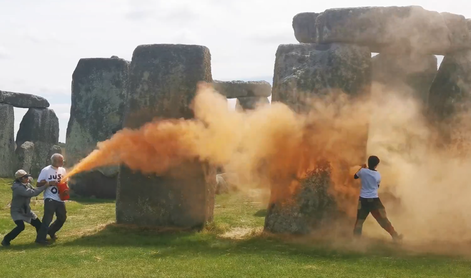 Podnebni aktivisti tokrat nad znameniti Stonehenge