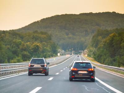 Mlado žensko prevozilo več avtomobilov, prizori pretresli izkušene policiste