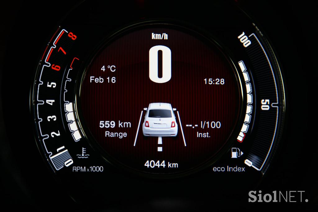Fiat 500 1.2 8V lounge - šik mestni malček s posluhom za visoko modo