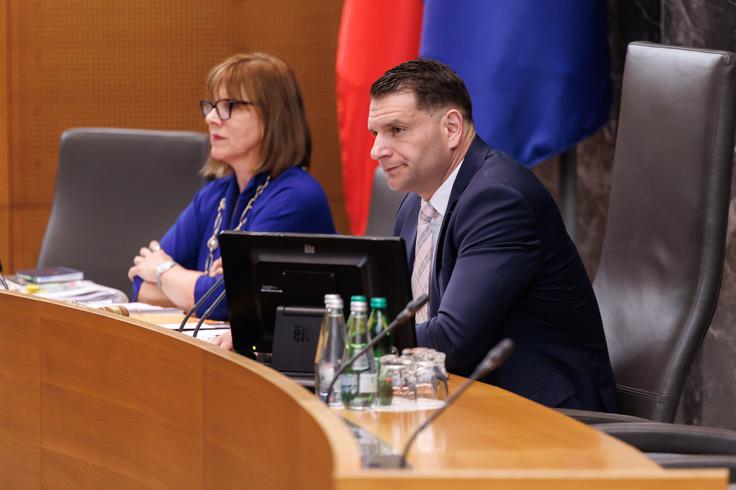 Poslanka Svobode Lena Grgurevič je Zoranu Stevanoviću očitala pristransko vodenje sej, on pa jo je prekinil, saj poslanka ni razpravljala o dopolnilu. | Foto: STA