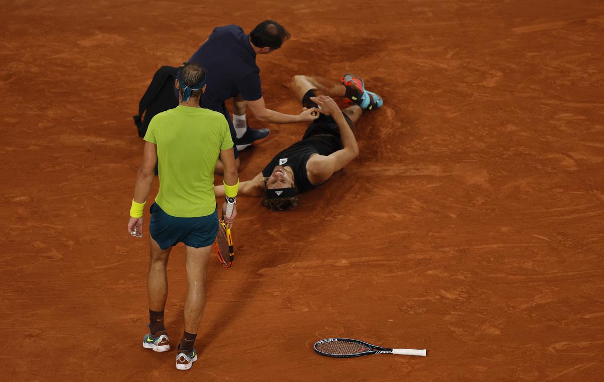 Roland Garros polfinale Zverev Nadal | Alexander Zverev je po poškodbi gležnja predal polfinalni dvoboj z Rafaelom Nadalom. | Foto Reuters