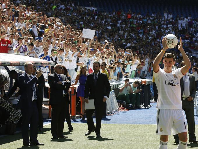 Takole je navijače Reala leta 2013 pozdravil prvi nogometaš, vrednejši od 100 milijonov evrov, Gareth Bale. | Foto: Reuters