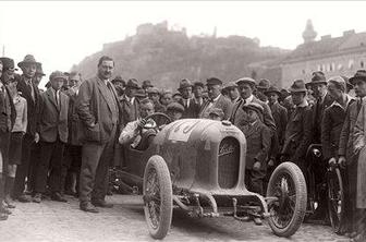 Ferdinand Porsche se je izdelave športnih avtomobilov učil na sashi