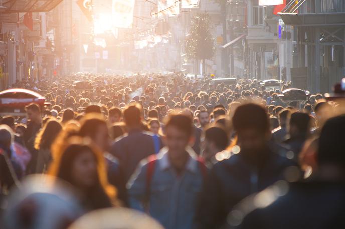 Ulica. Ljudje. | Do leta 2100 bo število prebivalcev Slovenije upadlo za sedem odstotkov. | Foto Getty Images