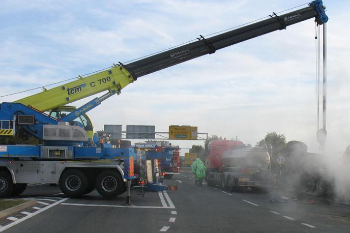 Tovornjak avtocesta | Voznik okvarjenega tovornjaka ima na slovenskih avtocestah in hitrih cestah le še pol ure časa (prej 2 uri), da popravi vozilo in ga odpelje. Pozneje storitev avtovleke opravijo pooblaščeni ponudniki Darsa. | Foto STA