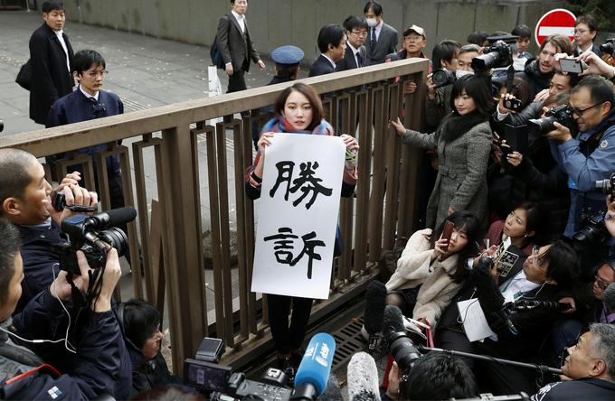 "Zmagali smo. Protitožbo so zavrnili," je novinarka Shiori Ito danes dejala podpornikom pred sodiščem. | Foto: Reuters