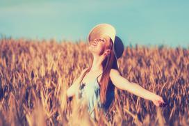 ženska dobro počutje travnik narava poletje zdravje