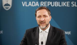 Boštjančiča skrbi padec BDP, ekonomisti presenečeni