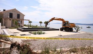 Hrvaška: po poti do plaže hodijo skozi fekalije