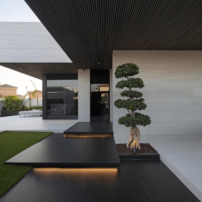 Moderna minimalistična vila z elegantnimi Pirnarjevimi vhodnimi vrati v črnem prekrivnem steklu | Foto: Pirnar