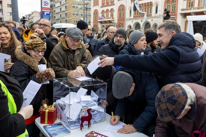 zbiranje podpisov, Beograd | Da podpora študentom ni upadla, se je pokazalo tudi 28. decembra, ko so študenti zbirali podpise podpore za predčasne volitve na več kot 500 stojnicah v več kot sto mestih in občinah po vsej državi. Študenti pravijo, da so v enem samem dnevu zbrali skoraj 400 tisoč podpisov, pri čemer so mnogi državljani pustili tudi kontaktne podatke in izrazili pripravljenost za sodelovanje v prihodnjih dejavnostih. | Foto Reuters