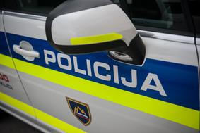 Ukrajinec v kombiju prevažal 18 tujcev in trčil v policijsko vozilo