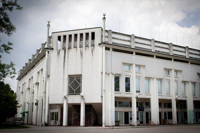 Takrat je bilo veliko povpraševanje po poslovnih prostorih, zato so zgradili tako velik objekt. | Foto: 