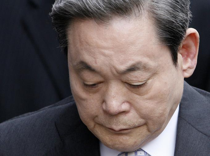 Zgodba se je ponovila leta 2007. Na dan so prišle informacije, da je Lee Kun Hee prek skritih bančnih računov podkupoval politike, tožilce, sodnike. Izdal ga je kar njegov odvetnik. Obsojen je bil na plačilo blizu 80 milijonov evrov kazni in triletno zaporno kazen, ki bi jo moral začeti prestajati čez pet let. Dal je odpoved. Leta 2009 ga je predsednik Južne Koreje znova pomilostil in leta 2010 se je vrnil na položaj predsednika Samsunga. | Foto: Reuters