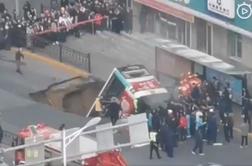 Avtobus in potnike pogoltnila luknja: šest mrtvih in več ranjenih #video