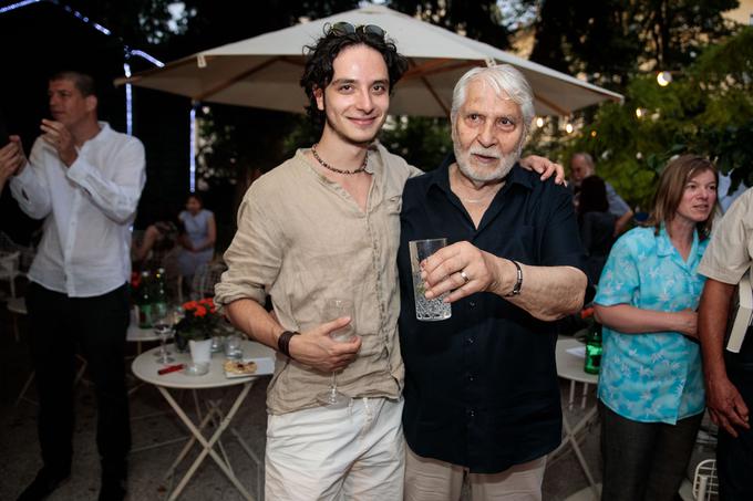 Boris Cavazza, mož Ksenije Benedetti, s sinom Aleksandrom, ki je na predstavitvi knjige tudi zapel. | Foto: Mediaspeed