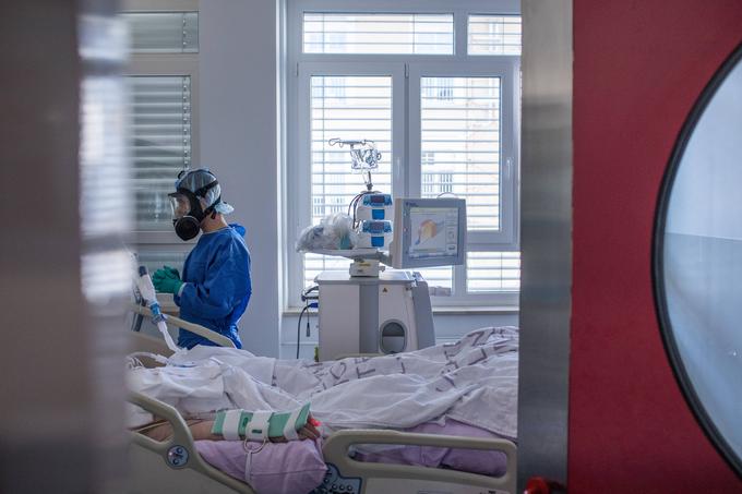 V zadnjih mesecih se je pojavljalo vse več dokazov, da je večino smrti in najtežjih potekov bolezni covid-19 povzročil pretiran odziv imunskega sistema bolnikov, ki je bil v boju proti koronavirusni bolezni zmožen poškodovati bolnikove notranje organe. | Foto: Matej Povše/ UKC Ljubljana
