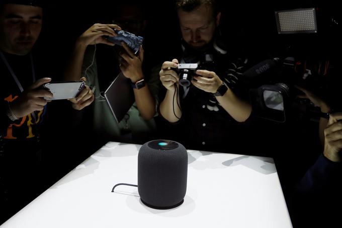 Applovi pametni zvočniki HomePod (na fotografiji) naj bi v prodajo prišli še letos. | Foto: Reuters