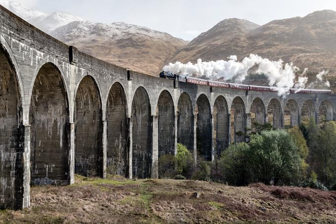 Peturno potovanje potnike popelje nad Glenfinnan, viadukt z 21 loki. | Foto: Pexels