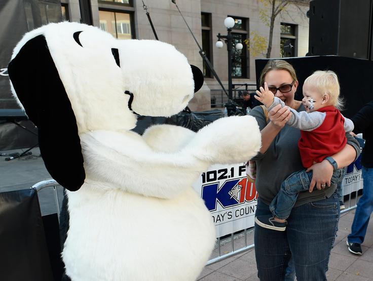 Z 48 milijoni dolarjev (43,5 milijona evrov) mu sledi ustvarjalec risanke Peanuts (Arašidki) Charles Schulz. Ta je sicer zaradi raka na debelem črevesju umrl že pred 16 leti, a njegovi dediči so upravičeni do izplačila avtorskih pravic. Star je bil 77 let. | Foto: Getty Images