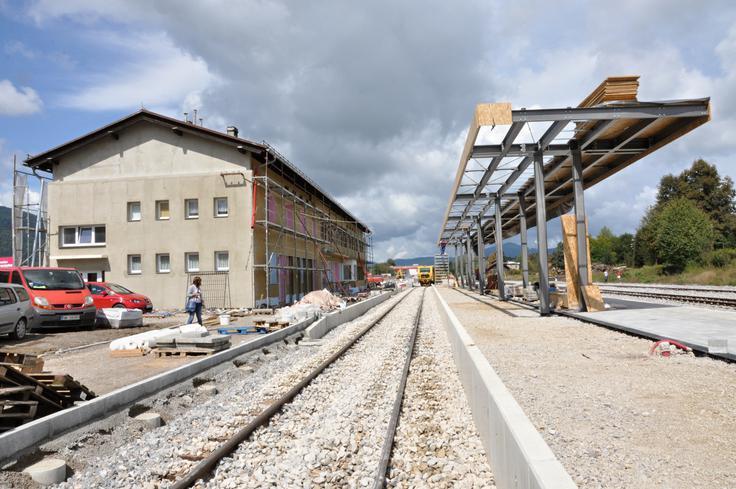 Aprila letos je med Ribnico in Kočevjem po 10 letih spet zapeljal tovorni vlak. Predvidoma do sredine prihodnjega leta sledi izvedba tretje faze projekta, ki bo omogočila redni potniški promet. | Foto: STA ,
