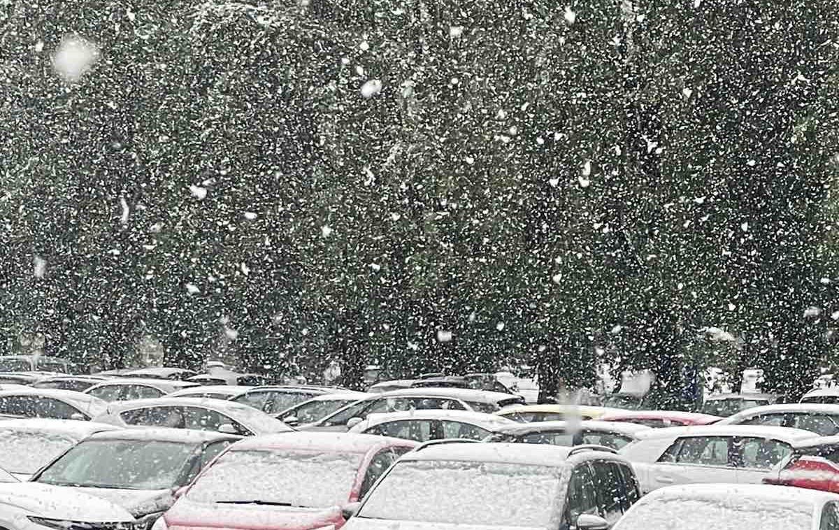 Sneg v Celju | Meteorolog portala Meteoinfo napoveduje, da bo v krajih nad 700–800 metrov nadmorske višine zapadlo od deset do 15 centimetrov snega, še višje pa tudi več kot četrt metra.  | Foto Bralec