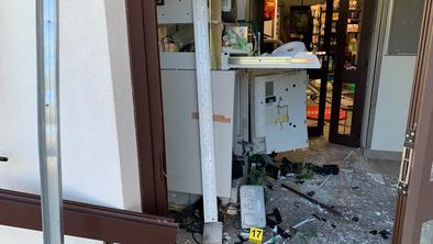 V Senožečah razstrelili bankomat in ukradli denar