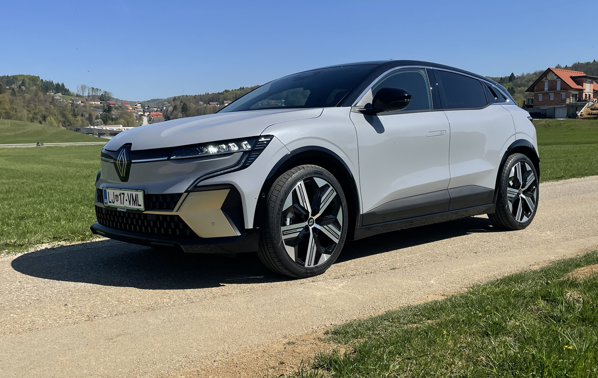 Renault megane e-tech electric | Megane e-tech electric je všečen električni križanec, ki s kolesi, potisnjenimi na skrajna konca, daje občutek, da gre za veliko večji avtomobil, kot je v resnici. | Foto Gašper Pirman